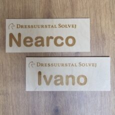 Stal- en naambordjes